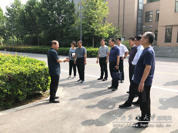 副校长介晓磊现场查看龙子湖校区办公用房等情况 副校长介晓磊现场查看龙子湖校区办公用房等情况