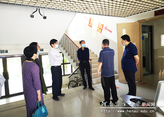 校党委书记魏蒙关、校党委副书记赵榴明走进学生宿舍查看活动开展情况