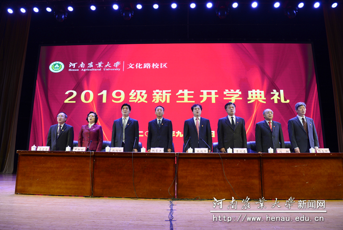 校领导与现场师生共唱一首歌 校领导与现场师生共唱一首歌