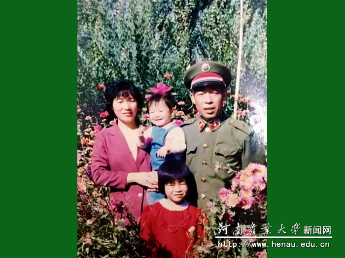 王晨一家人合影(后排中间) 王晨一家人合影(后排中间)