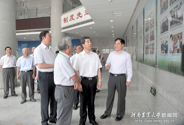 陈润儿视察河南农业大学,听取郭天财教授介绍河南粮食作物协同创新中心建设情况7 陈润儿视察河南农业大学,听取郭天财教授介绍河南粮食作物协同创新中心建设情况7